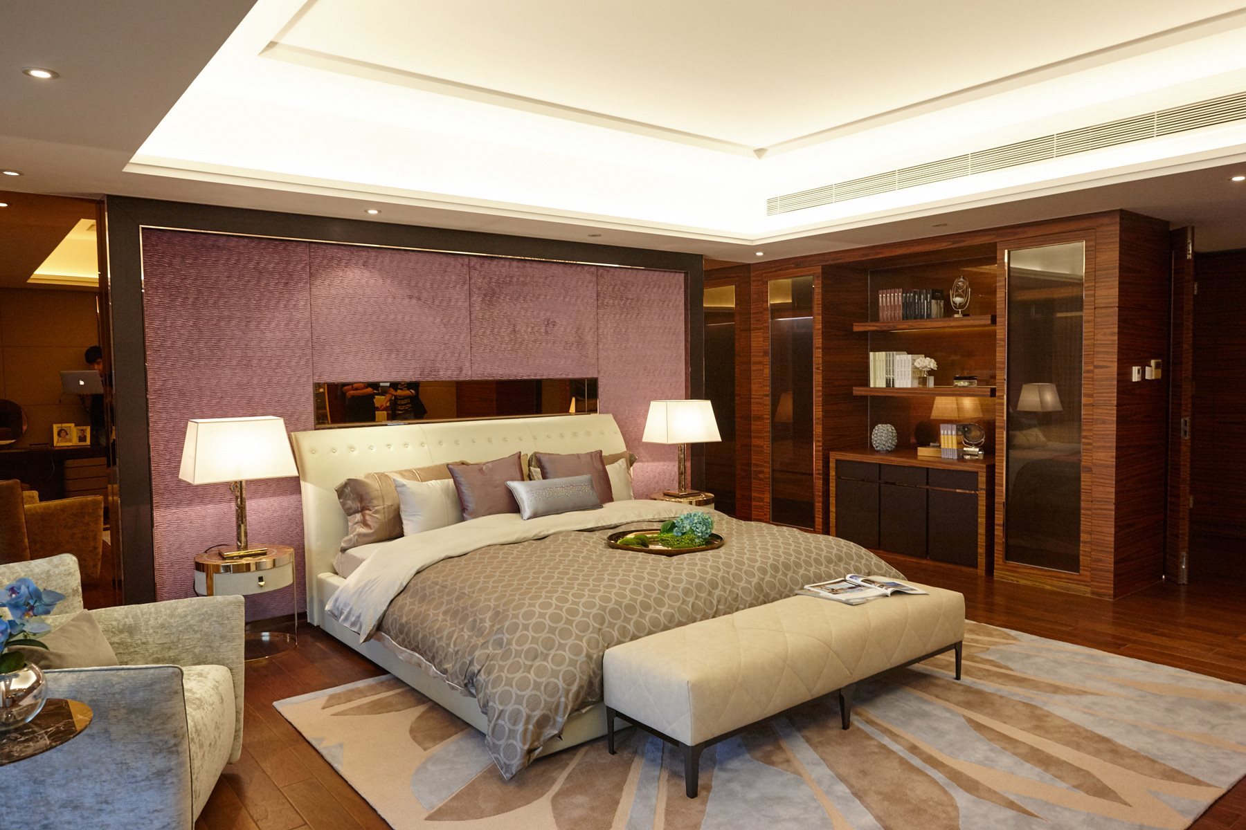 longhi_contract_tomson_gallery_1